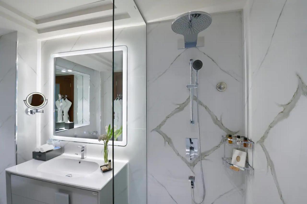 Wyndham Grand Doha West Bay Beach מראה חיצוני תמונה Bathroom