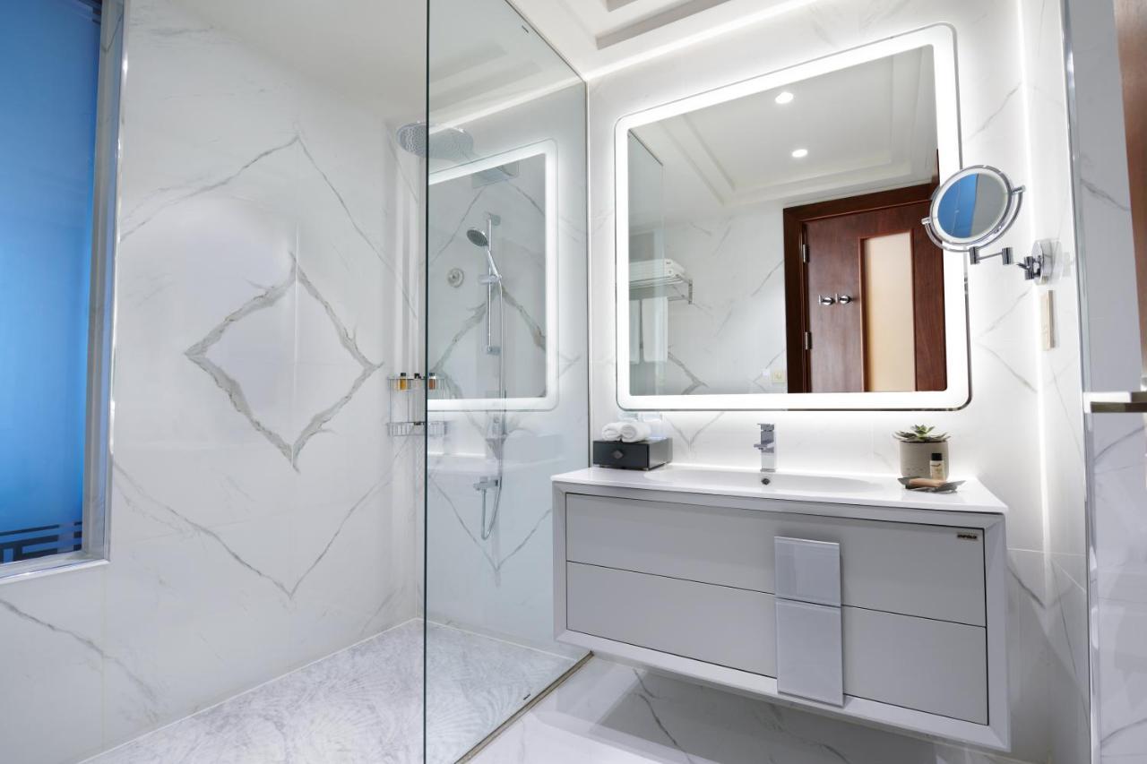 Wyndham Grand Doha West Bay Beach מראה חיצוני תמונה Bathroom