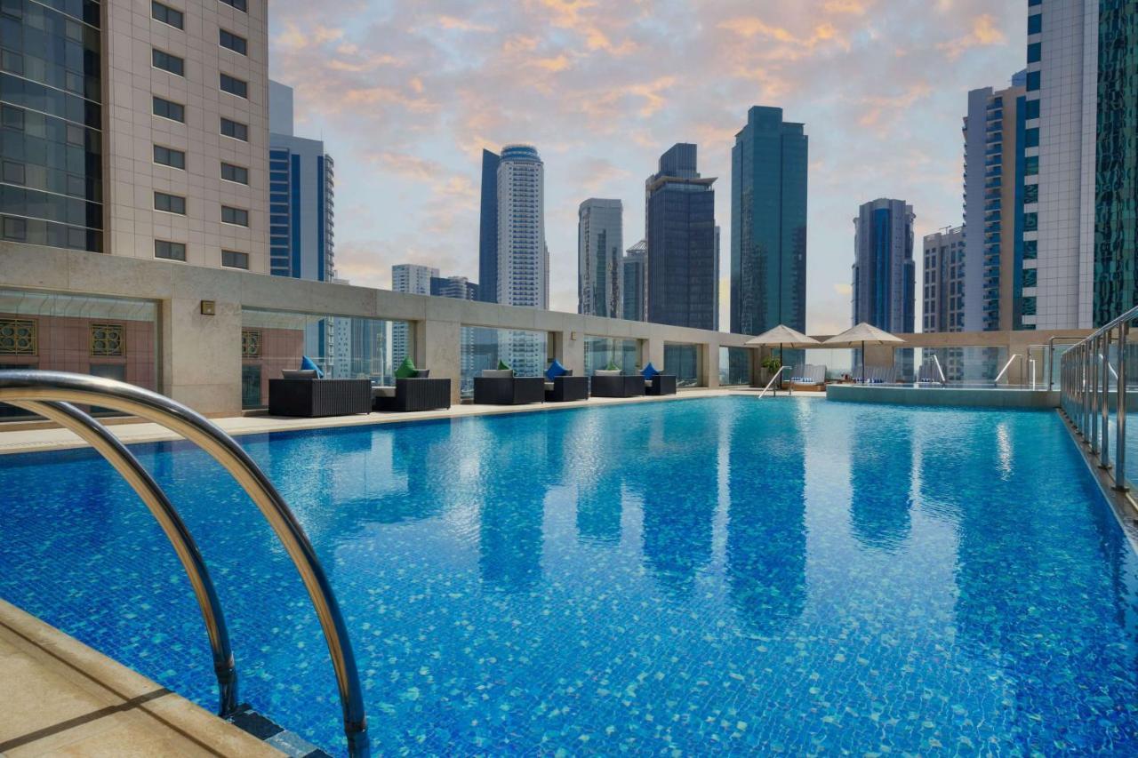 Wyndham Grand Doha West Bay Beach מראה חיצוני תמונה The swimming pool at the hotel