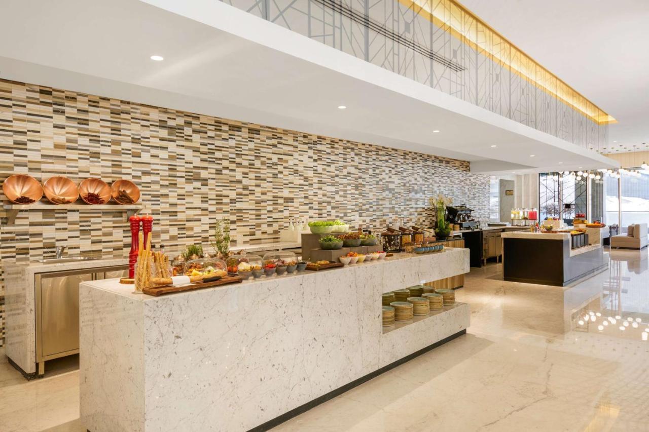 Wyndham Grand Doha West Bay Beach מראה חיצוני תמונה The buffet at the lobby