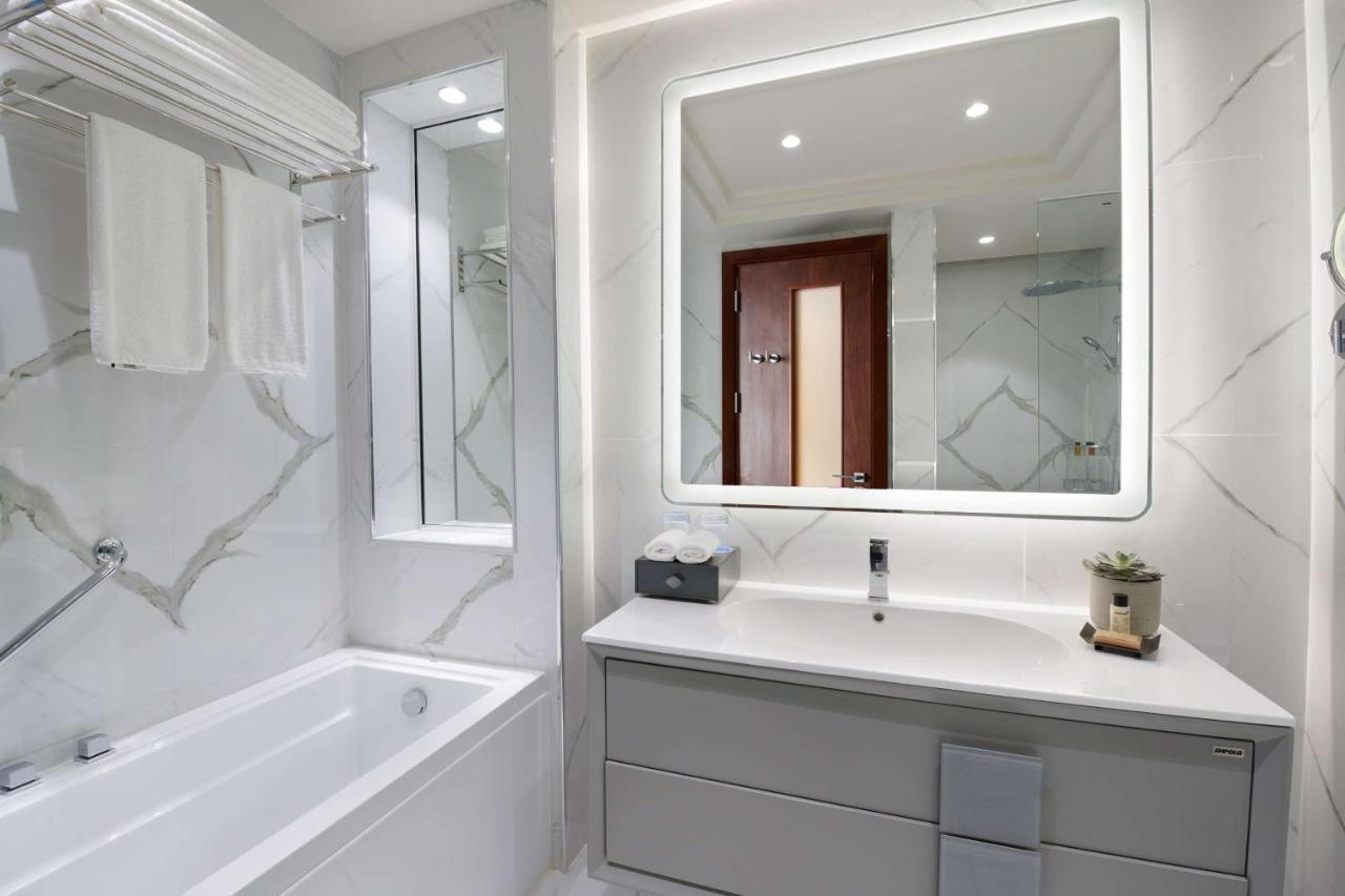 Wyndham Grand Doha West Bay Beach מראה חיצוני תמונה Bathroom