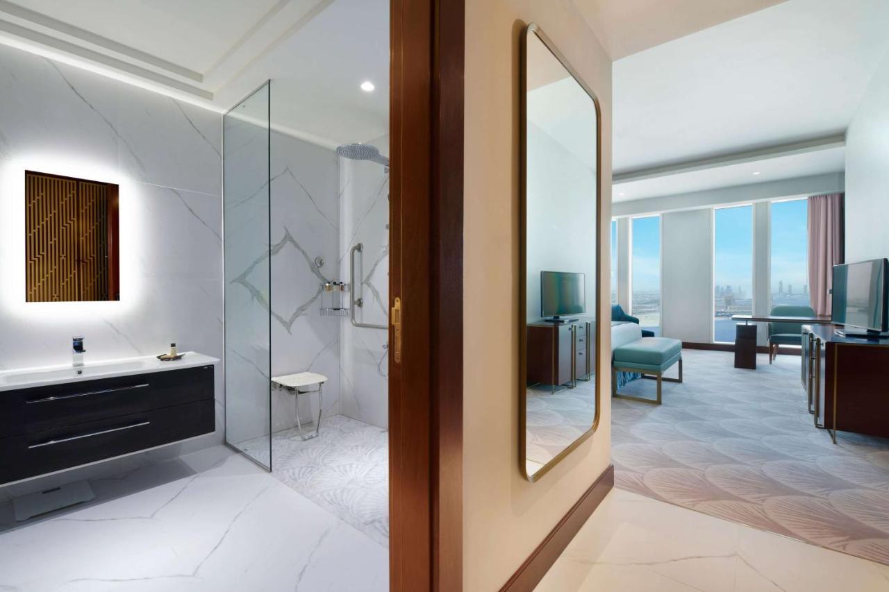 Wyndham Grand Doha West Bay Beach מראה חיצוני תמונה A guest room at the hotel