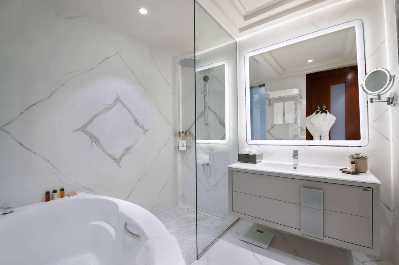 Wyndham Grand Doha West Bay Beach מראה חיצוני תמונה Bathroom