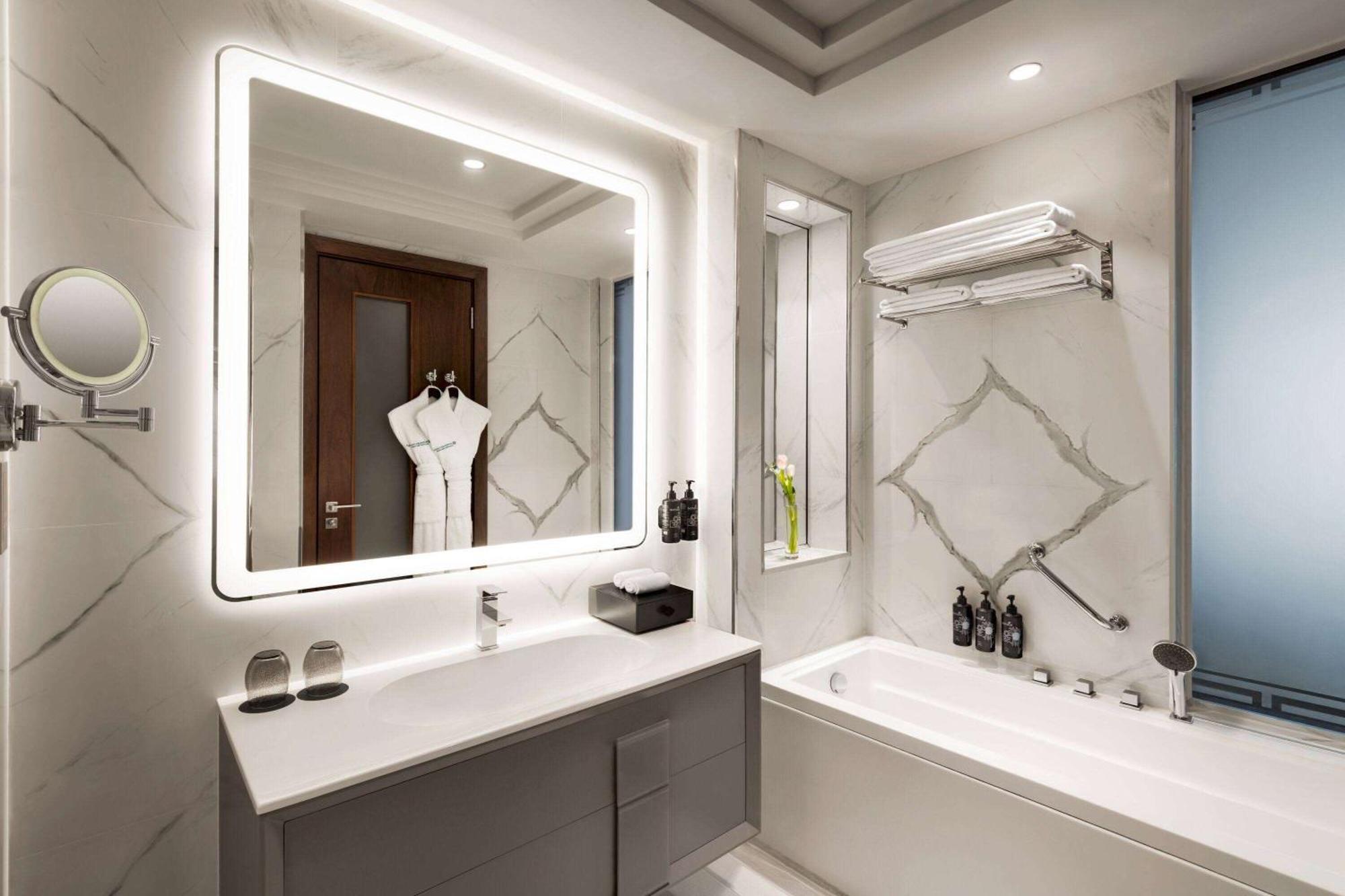 Wyndham Grand Doha West Bay Beach מראה חיצוני תמונה Bathroom