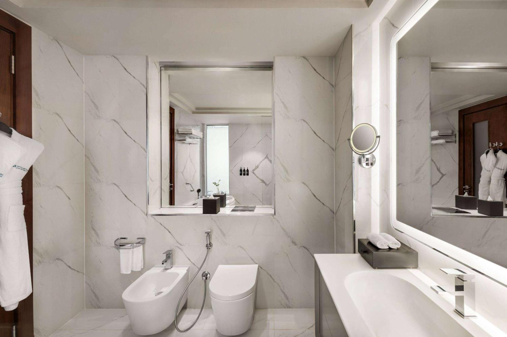Wyndham Grand Doha West Bay Beach מראה חיצוני תמונה Bathroom