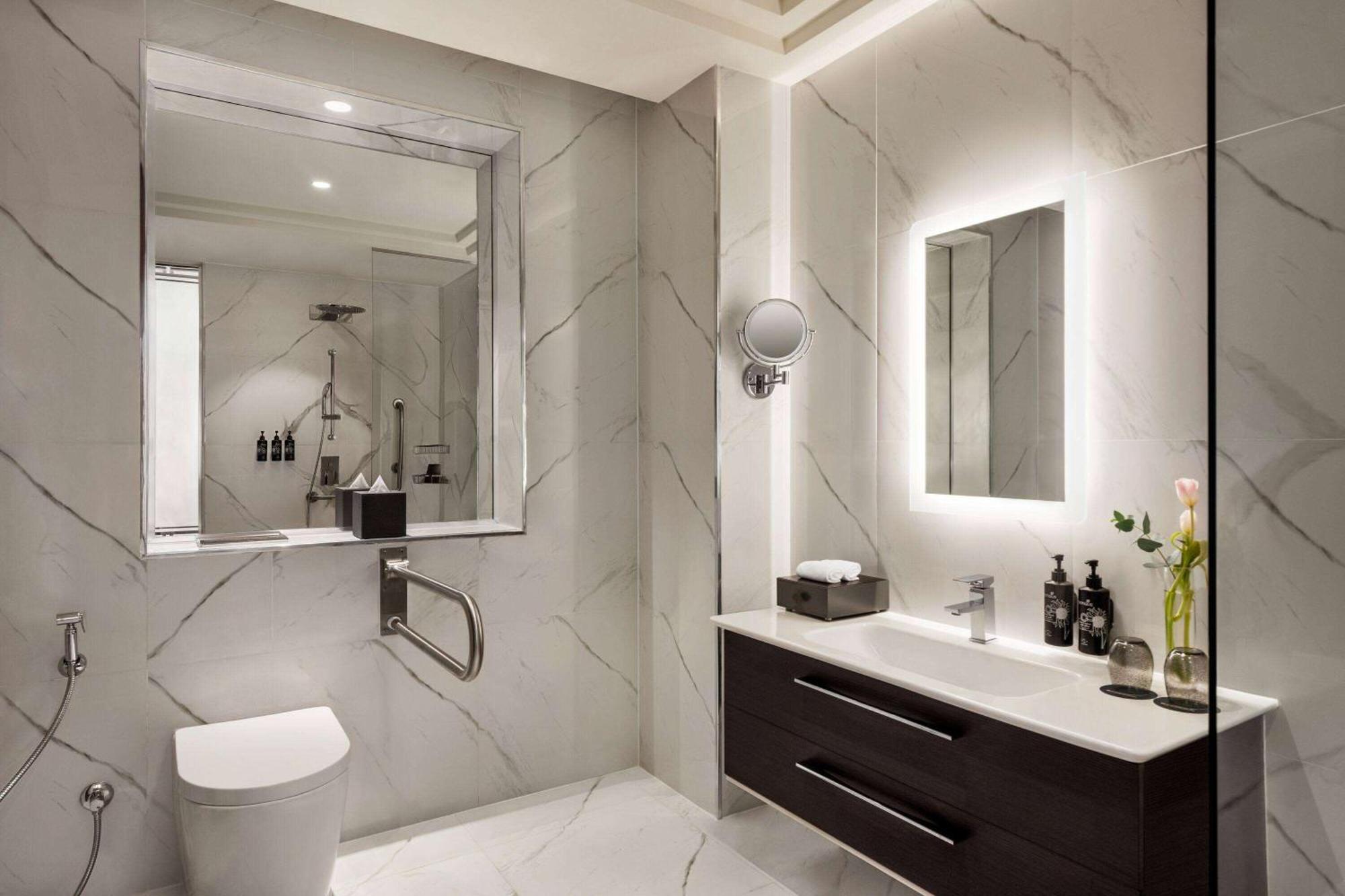 Wyndham Grand Doha West Bay Beach מראה חיצוני תמונה Bathroom